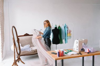 moda tasarımcısı olarak stüdyonun tasarımları üzerinde çalışıyor