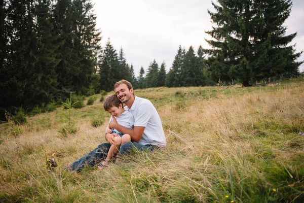 Père Heureux Petit Enfant Marchent Dans Les Montagnes Fête Des — Photo