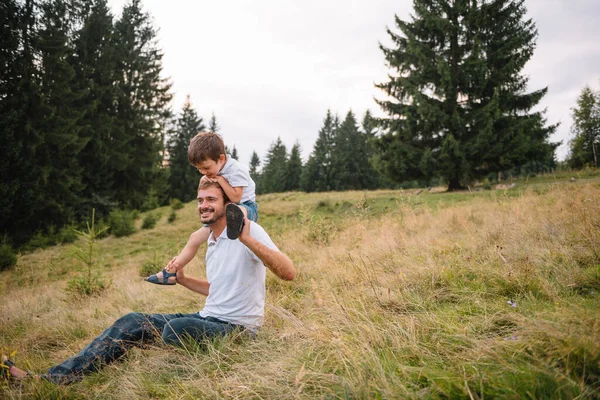 Randonnée Pédestre Père Enfant Dans Les Montagnes Pittoresques Papa Fils — Photo