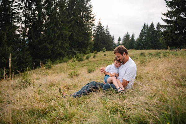 Père Heureux Petit Enfant Marchent Dans Les Montagnes Fête Des — Photo