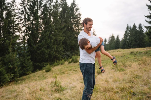 Randonnée Pédestre Père Enfant Dans Les Montagnes Pittoresques Papa Fils — Photo