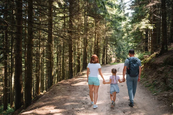 Junge Familie Mit Kind Rastet Wald Aus — Stockfoto