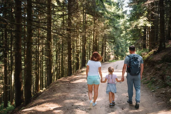 Ung Familj Med Barn Vilar Skog — Stockfoto