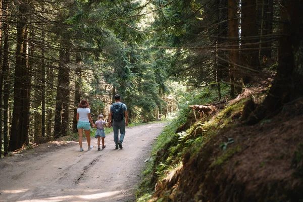 Junge Familie Mit Kind Rastet Wald Aus — Stockfoto