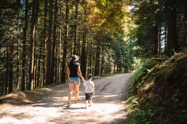 Mutter Und Sohn Machen Urlaub Den Bergen — Stockfoto