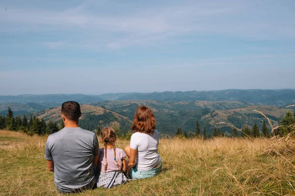 Junge Familie Mit Kind Ruht Sich Auf Einem Berg Aus — Stockfoto