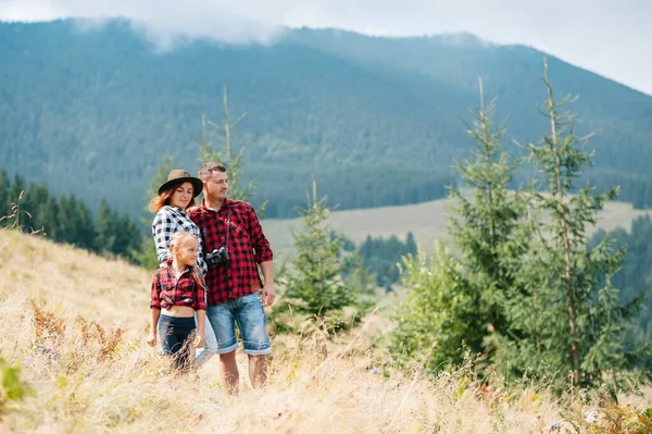 Jeune Famille Avec Enfant Reposant Sur Une Montagne — Photo
