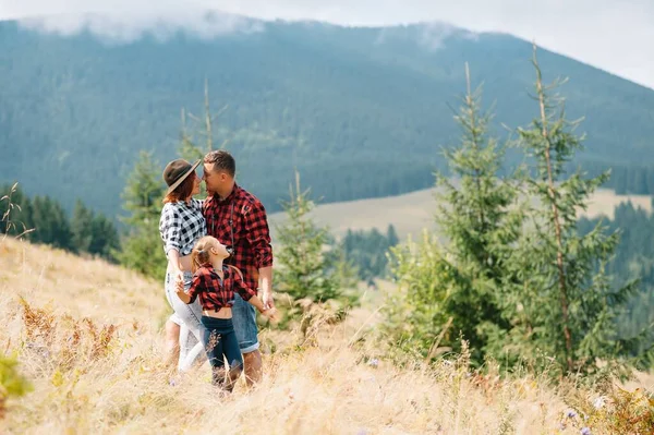 Junge Familie Mit Kind Ruht Sich Auf Einem Berg Aus — Stockfoto