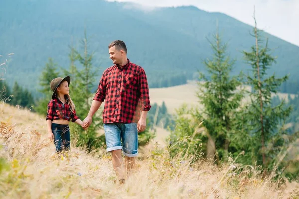 Père Heureux Petit Enfant Marchent Dans Les Montagnes Fête Des — Photo