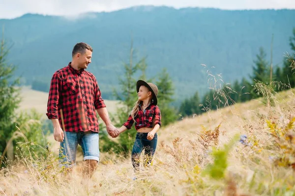 Glücklicher Vater Und Kleines Kind Wandern Den Bergen Vatertag Urlaub — Stockfoto