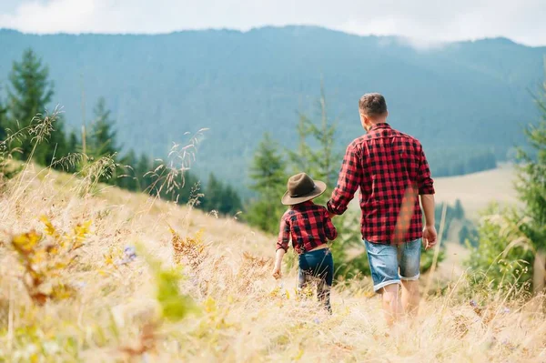 Glücklicher Vater Und Kleines Kind Wandern Den Bergen Vatertag Urlaub — Stockfoto