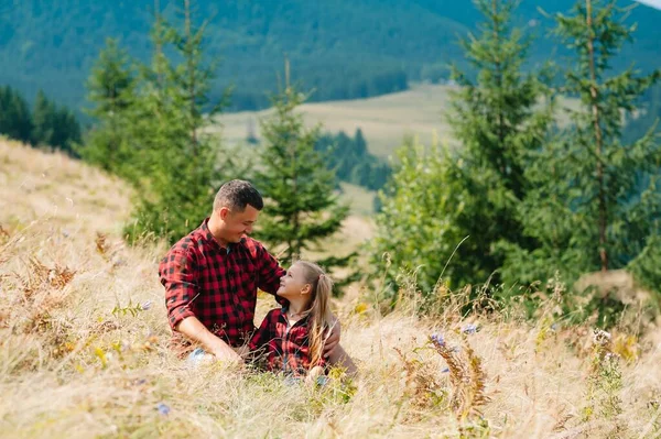 Padre Feliz Niño Pequeño Están Caminando Las Montañas Día Del — Foto de Stock