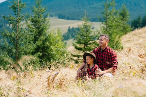 Père Heureux Petit Enfant Marchent Dans Les Montagnes Fête Des — Photo