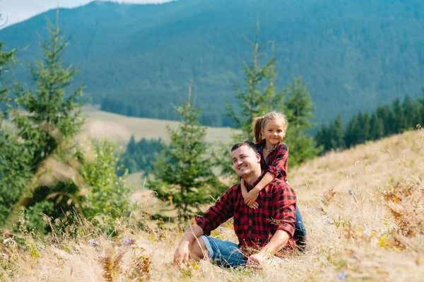 Glücklicher Vater Und Kleines Kind Wandern Den Bergen Vatertag Urlaub — Stockfoto