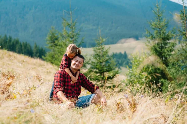 Pai Feliz Criança Estão Andando Nas Montanhas Dia Dos Pais — Fotografia de Stock