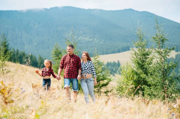 Ung Familj Med Barn Som Vilar Ett Berg Semester Nationalparken — Stockfoto