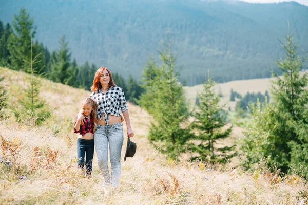 Oben Auf Dem Berg Umarmt Die Mutter Eine Kleine Tochter — Stockfoto