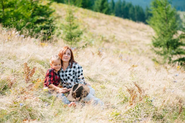 Mamá Abraza Una Pequeña Hija Cima Montaña Cuadrado Concepto Familia — Foto de Stock