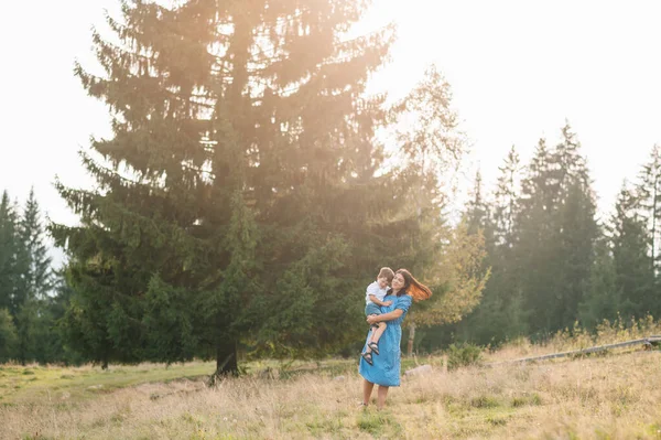 Mère Fils Reposent Vacances Dans Les Montagnes — Photo