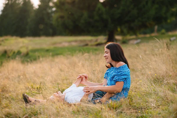 Mutter Und Sohn Machen Urlaub Den Bergen Junge Familie Mit — Stockfoto