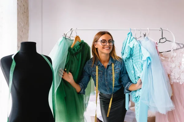 Die Attraktive Modedesignerin Arbeitet Ihrer Werkstatt Stilvolle Frau Prozess Der — Stockfoto