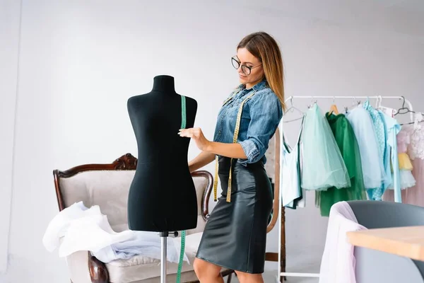 Kann Keinen Fehler Machen Modedesignerin Arbeitet Der Werkstatt Den Neuen — Stockfoto