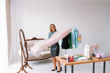 Moda tasarımcısı stüdyosunda.