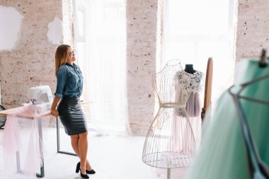 Moda tasarımcısı stüdyosunda.