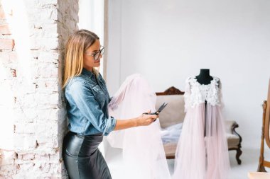 Gülümseyen genç kız tenis oynuyor.