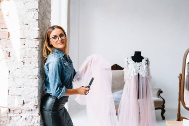 Stüdyosunda çalışan bir moda tasarımcısının orijinal görüntüsü.