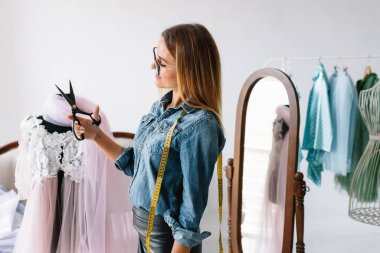 Mutlu genç moda deisgner stüdyosunda. terzilik konsepti