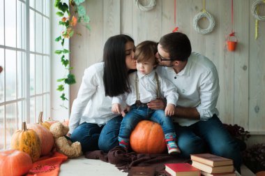 Sonbahar arka planında balkabağı olan mutlu bir aile. sonbahar temaları