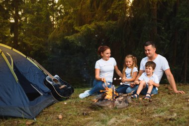 Mutlu Aile Kampı. Aile tatili dağ kampında.