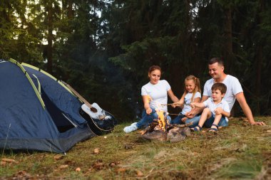 Mutlu Aile Kampı. Aile tatili dağ kampında.