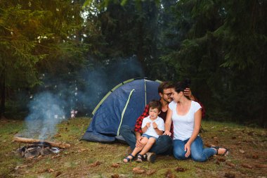 Kamp tatilleri. Üç kişilik bir aile kamp yapıyor ve eğleniyor..