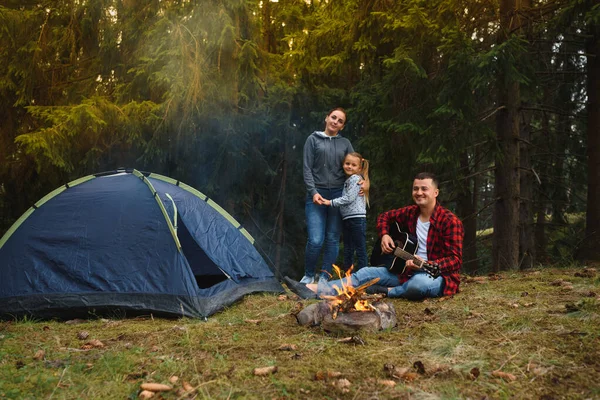 Familjesemester Fjälllägret Familj Kärlek Glad Avkopplande Natur Bakgrund Kärlekskoncept Camping — Stockfoto