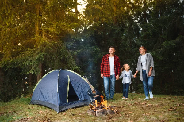 Mutlu Aile Kampı. Aile tatili dağ kampında.