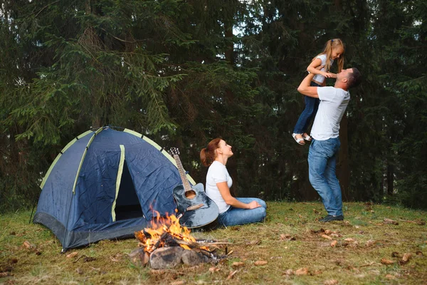 Familjesemester Fjälllägret Familj Kärlek Glad Avkopplande Natur Bakgrund Kärlekskoncept Camping — Stockfoto