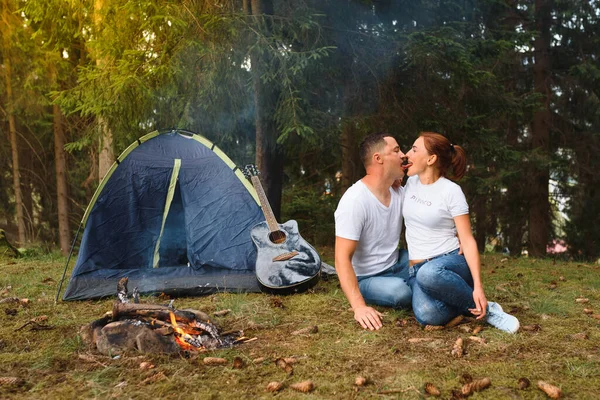 Kärlekskoncept Vandringsromantik Par Kärlek Glad Avkopplande Natur Bakgrund Sommarsemester Pojkväns — Stockfoto