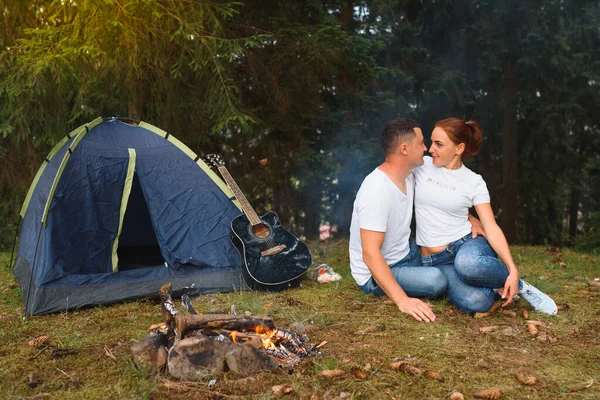 Romantiskt Par Som Campar Utomhus Och Sitter Ett Tält Glad — Stockfoto