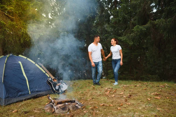 Kärlekskoncept Vandringsromantik Par Kärlek Glad Avkopplande Natur Bakgrund Sommarsemester Pojkväns — Stockfoto