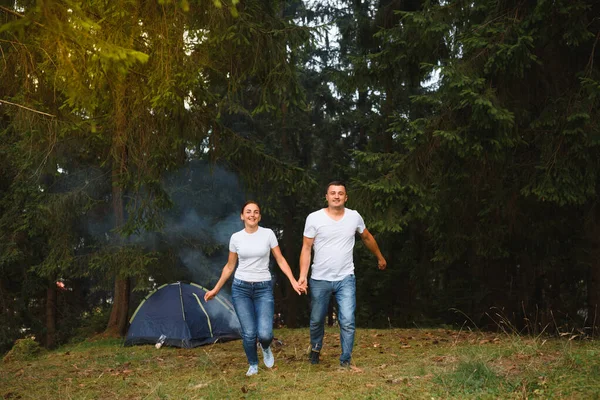 Romantisches Paar Zeltet Freien Und Sitzt Einem Zelt Glücklicher Mann — Stockfoto