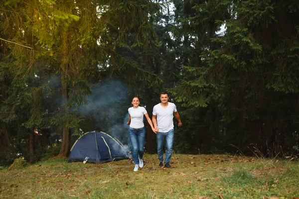 Kärlekskoncept Vandringsromantik Par Kärlek Glad Avkopplande Natur Bakgrund Sommarsemester Pojkväns — Stockfoto