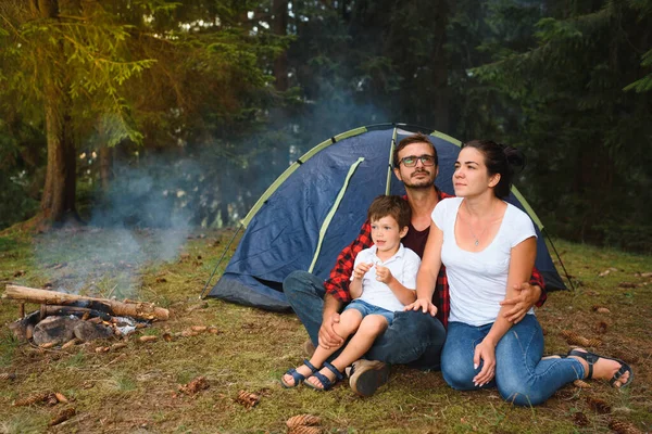 Vacaciones Camping Familia Tres Personas Acampando Divirtiéndose — Foto de Stock