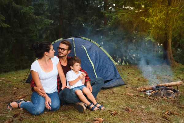 Familjesemester Fjälllägret Familj Kärlek Glad Avkopplande Natur Bakgrund Kärlekskoncept Camping — Stockfoto