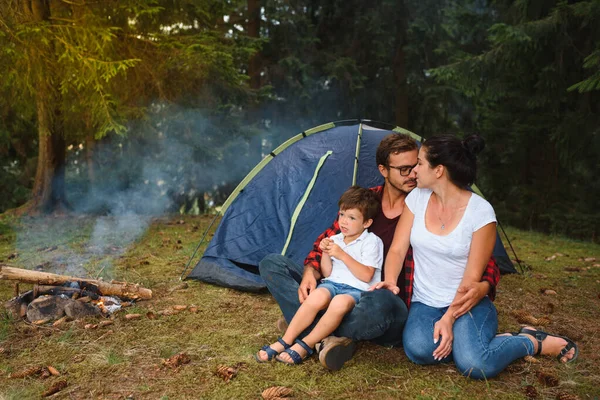 Familjesemester Fjälllägret Familj Kärlek Glad Avkopplande Natur Bakgrund Kärlekskoncept Camping — Stockfoto