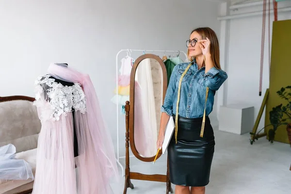 Créateur Mode Souriant Regardant Caméra Sur Lieu Travail Couturière Couturière Image En Vente