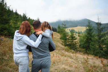 Genç bir aile dağlarda aktif tatilde. Yaz tatili için dağlara seyahat et. Ulusal Park.