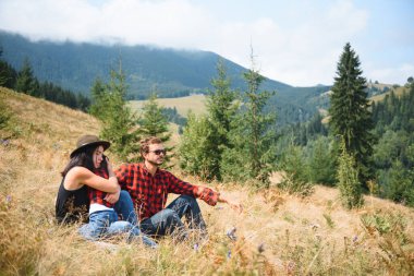 Genç bir aile dağlarda dinleniyor. Ulusal Park.