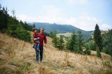 Güven ve destek. Ebeveynlerin desteğini hissetmek. Babam benim dünyam. Ebeveyn desteği. Çocuğun dünyayı keşfetmesine yardım et. Erkeksi bir baba, küçük bir çocuk yetiştiriyor. Aile zamanı..